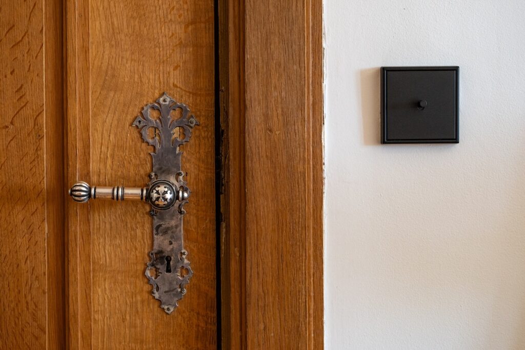 Détail des boiseries anciennes conservées dans les bureaux Chronos