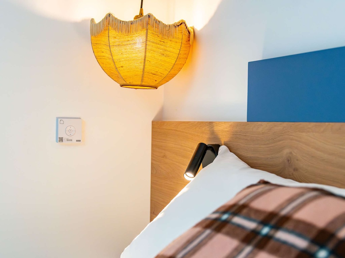 Chambre double rénovée de l’hôtel greet à Massieux