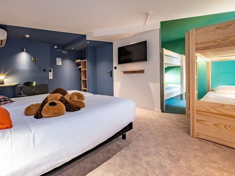 Chambre familiale rénovée avec lits superposés à l’hôtel greet