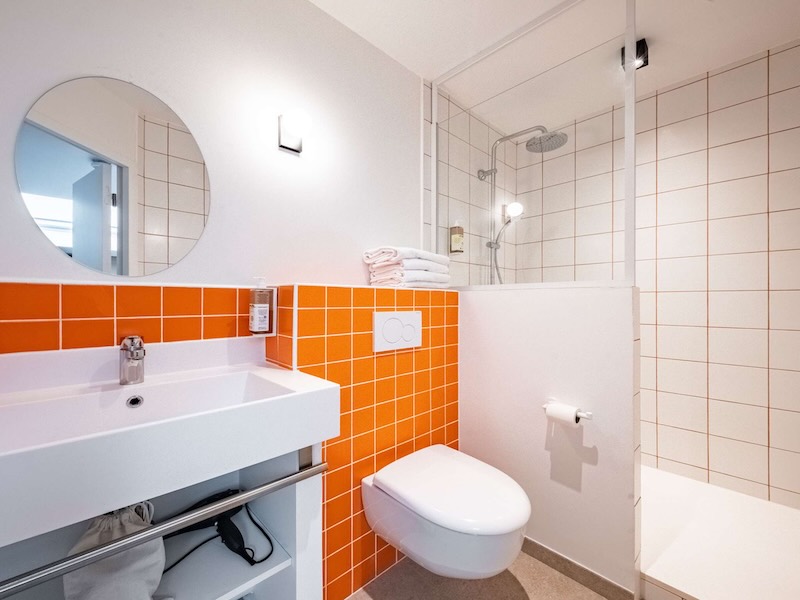Salle de bain rénovée d’une chambre de l’hôtel greet