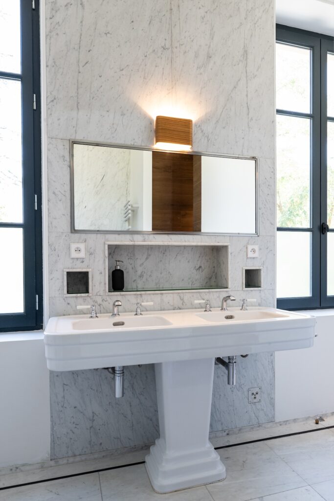 Mobilier sur mesure intégré à l’aménagement des salles de bains Chronos