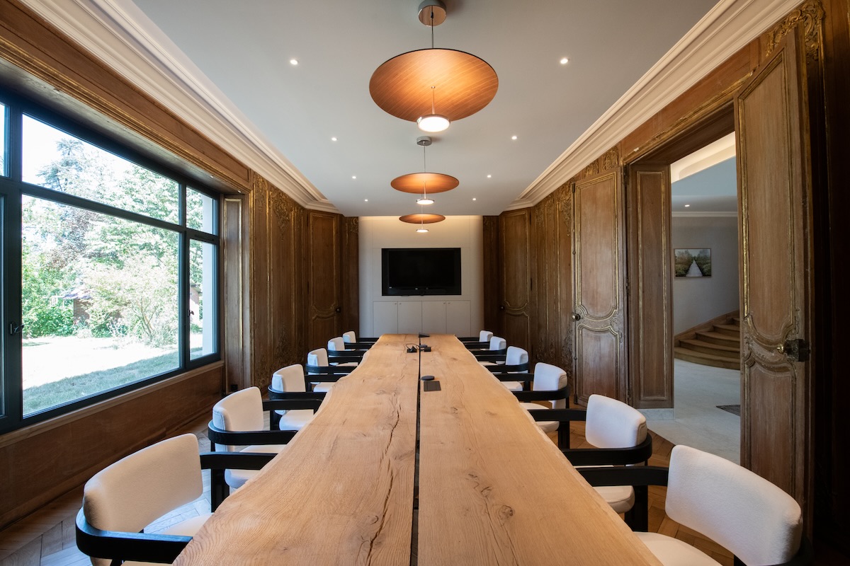 Salle de réunion rénovée dans les bureaux Chronos à Décines