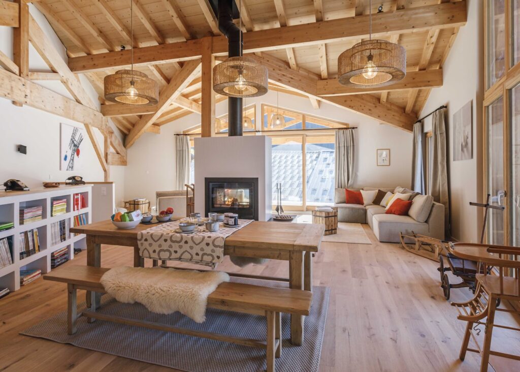 Ancienne grange rénovée en chalet familial – séjour et charpente bois